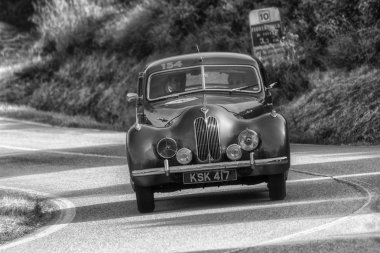 Pesaro Colle San Bartolo, İtalya - Mayıs 17-2018: Bristol 4001948 eski yarış otomobil Rallisi'nde Mille Miglia 2018 ünlü İtalyan tarihi Formula (1927-1957)