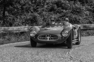 Pesaro Colle San Bartolo, İtalya - Mayıs 17-2018: Maserati A6gcs/53 Fantuzzi1954 üzerinde eski bir yarış araba ralli Mille Miglia 2018 ünlü İtalyan tarihi Formula (1927-1957)