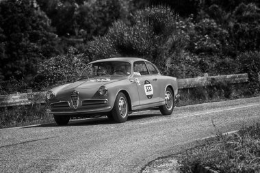 Pesaro Colle San Bartolo, İtalya - Mayıs 17-2018: Alfa Romeo Giulietta Sprint Bertone Piero Pelu üzerinde eski bir yarış araba ralli Mille Miglia 2018 ünlü İtalyan tarihi Formula (1927-1957)