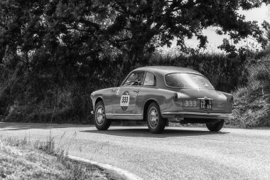 Pesaro Colle San Bartolo, İtalya - Mayıs 17-2018: Alfa Romeo Giulietta Sprint Bertone Piero Pelu üzerinde eski bir yarış araba ralli Mille Miglia 2018 ünlü İtalyan tarihi Formula (1927-1957)