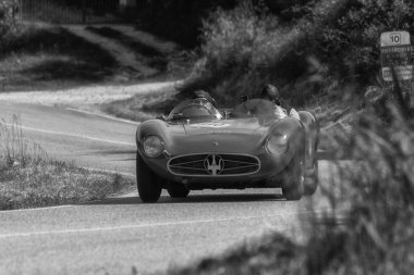 Pesaro Colle San Bartolo, İtalya - Mayıs 17-2018: Maserati 300 örümcek Fantuzzi1955 eski yarış otomobil Rallisi'nde Mille Miglia 2018 ünlü İtalyan tarihi Formula (1927-1957)