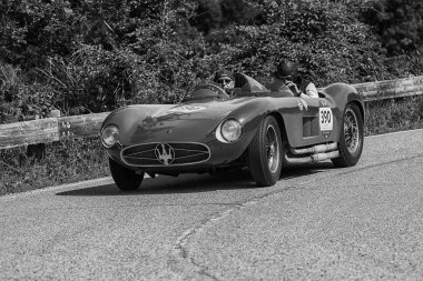 Pesaro Colle San Bartolo, İtalya - Mayıs 17-2018: Maserati 300 örümcek Fantuzzi1955 eski yarış otomobil Rallisi'nde Mille Miglia 2018 ünlü İtalyan tarihi Formula (1927-1957)