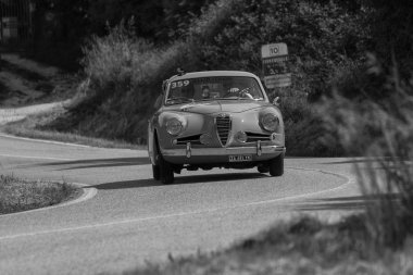 Pesaro Colle San Bartolo, İtalya - Mayıs 17-2018: Alfa Romeo 1900 C Ss Touring1955 eski yarış otomobil Rallisi'nde Mille Miglia 2018 ünlü İtalyan tarihi Formula (1927-1957)
