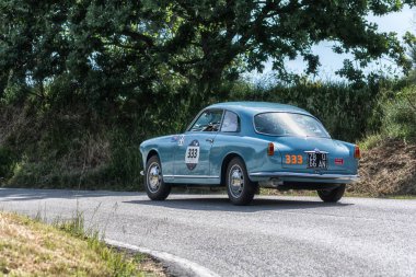 Pesaro Colle San Bartolo, İtalya - Mayıs 17-2018: Alfa Romeo Giulietta Sprint Bertone Piero Pelu üzerinde eski bir yarış araba ralli Mille Miglia 2018 ünlü İtalyan tarihi Formula (1927-1957)
