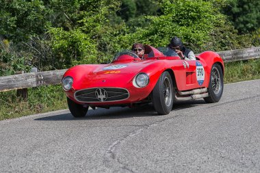 Pesaro Colle San Bartolo, İtalya - Mayıs 17-2018: Maserati 300 örümcek Fantuzzi1955 eski yarış otomobil Rallisi'nde Mille Miglia 2018 ünlü İtalyan tarihi Formula (1927-1957)