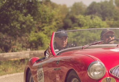 Pesaro Colle San Bartolo, İtalya - Mayıs 17-2018: Austin iyileşmek. 100/4 Bn11954 eski yarış otomobil Rallisi'nde Mille Miglia 2018 ünlü İtalyan tarihi Formula (1927-1957)
