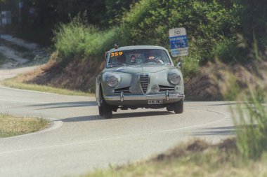 Pesaro Colle San Bartolo, İtalya - Mayıs 17-2018: Alfa Romeo 1900 C Ss Touring1955 eski yarış otomobil Rallisi'nde Mille Miglia 2018 ünlü İtalyan tarihi Formula (1927-1957)