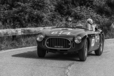 Pesaro Colle San Bartolo, İtalya - Mayıs 17-2018: Ferrari 340 Amerika örümcek Vignale1952 eski yarış otomobil Rallisi'nde Mille Miglia 2018 ünlü İtalyan tarihi Formula (1927-1957)