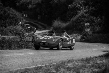 Pesaro Colle San Bartolo, İtalya - Mayıs 17-2018: Osca Mt4 1450 2ad1955 eski yarış otomobil Rallisi'nde Mille Miglia 2018 ünlü İtalyan tarihi Formula (1927-1957)