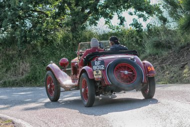 Pesaro Colle San Bartolo, İtalya - Mayıs 17-2018: Alfa Romeo 6c 1750 Ss Zagato 1929 eski yarış araba ralli Mille Miglia 2018 ünlü İtalyan tarihi Formula (1927-1957)