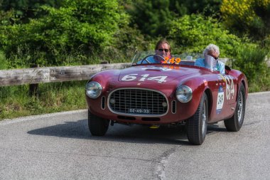 Pesaro Colle San Bartolo, İtalya - Mayıs 17-2018: Ferrari 340 Amerika örümcek Vignale1952 eski yarış otomobil Rallisi'nde Mille Miglia 2018 ünlü İtalyan tarihi Formula (1927-1957)