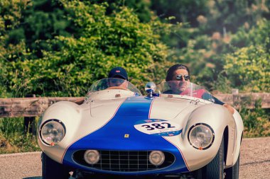 Pesaro Colle San Bartolo, İtalya - Mayıs 17-2018: Ferrari 750 Monza örümcek Scaglietti1955 eski yarış otomobil Rallisi'nde Mille Miglia 2018 ünlü İtalyan tarihi Formula (1927-1957)