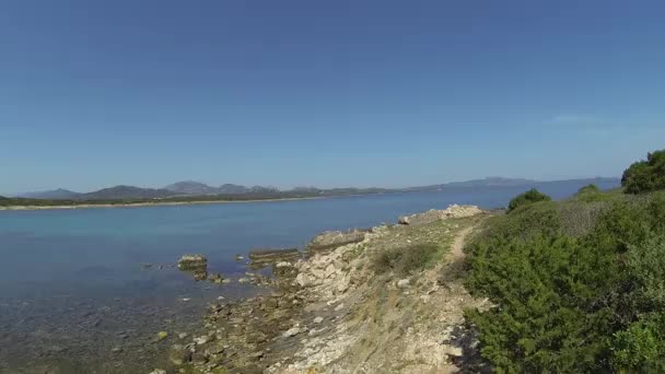 西班牙海太贾迪雷娜 马约里海滩与蔚蓝清澈的水和山脉 Rena Majore 撒丁岛 意大利 — 图库视频影像