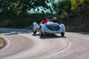 Pesaro Colle San Bartolo, İtalya - Mayıs 17-2018: Alfa Romeo 6c 1750 Gs Aprile1931 eski yarış araba ralli Mille Miglia 2018 ünlü İtalyan tarihi Formula (1927-1957)