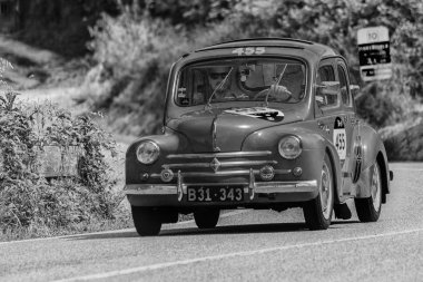 Pesaro Colle San Bartolo, İtalya - Mayıs 17-2018: Renault 4 Cv1957 eski yarış otomobil Rallisi'nde Mille Miglia 2018 ünlü İtalyan tarihi Formula (1927-1957)