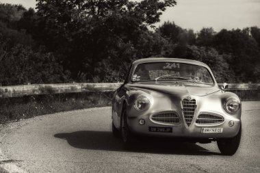 Pesaro Colle San Bartolo, İtalya - Mayıs 17-2018: Alfa Romeo 1900 C Sprint Touring1952 eski yarış otomobil Rallisi'nde Mille Miglia 2018 ünlü İtalyan tarihi Formula (1927-1957)