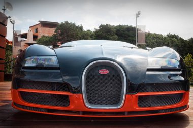 İtalya Ağustos 2018 - Porto Cervo Sardinya ekranda süper araba Bugatti Veyron önden görünümü. Özellikle, spor arabalar, aynı zamanda onun antika arabalar için bir Fransız otomobil üreticisi Bugatti olduğunu