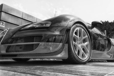 İtalya Ağustos 2018 - Porto Cervo Sardinya ekranda süper araba Bugatti Veyron önden görünümü. Özellikle, spor arabalar, aynı zamanda onun antika arabalar için bir Fransız otomobil üreticisi Bugatti olduğunu