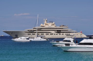 Porto Cervo, Sardunya - Ağustos 19-2018: helikopter Dilbar ile motor yat