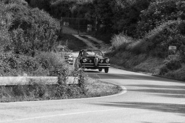 Pesaro Colle San Bartolo, İtalya - Mayıs 17-2018: Alfa Romeo 6c 2500 Ss Coupe' Touring1949 üzerinde eski bir yarış araba ralli Mille Miglia 2018 ünlü İtalyan tarihi Formula (1927-1957)