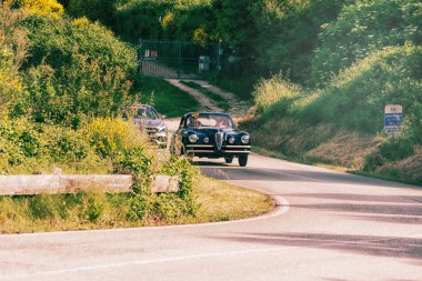 Pesaro Colle San Bartolo, İtalya - Mayıs 17-2018: Alfa Romeo 6c 2500 Ss Coupe' Touring1949 üzerinde eski bir yarış araba ralli Mille Miglia 2018 ünlü İtalyan tarihi Formula (1927-1957)