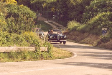 Pesaro Colle San Bartolo, İtalya - Mayıs 17-2018: Alfa Romeo 6c 2500 Ss Coupe' Touring1949 üzerinde eski bir yarış araba ralli Mille Miglia 2018 ünlü İtalyan tarihi Formula (1927-1957)