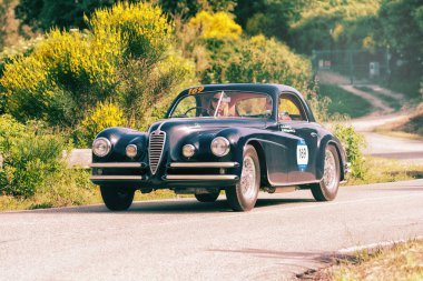 Pesaro Colle San Bartolo, İtalya - Mayıs 17-2018: Alfa Romeo 6c 2500 Ss Coupe' Touring1949 üzerinde eski bir yarış araba ralli Mille Miglia 2018 ünlü İtalyan tarihi Formula (1927-1957)