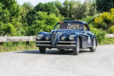 Pesaro Colle San Bartolo, İtalya - Mayıs 17-2018: Alfa Romeo 6c 2500 Ss Coupe' Touring1949 üzerinde eski bir yarış araba ralli Mille Miglia 2018 ünlü İtalyan tarihi Formula (1927-1957)