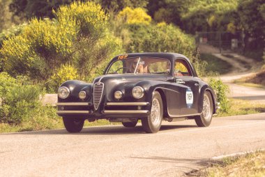 Pesaro Colle San Bartolo, İtalya - Mayıs 17-2018: Alfa Romeo 6c 2500 Ss Coupe' Touring1949 üzerinde eski bir yarış araba ralli Mille Miglia 2018 ünlü İtalyan tarihi Formula (1927-1957)