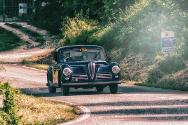Pesaro Colle San Bartolo, İtalya - Mayıs 17-2018: Alfa Romeo 6c 2500 spor 