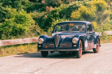 Pesaro Colle San Bartolo, İtalya - Mayıs 17-2018: Alfa Romeo 6c 2500 spor 