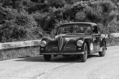 Pesaro Colle San Bartolo, İtalya - Mayıs 17-2018: Alfa Romeo 6c 2500 spor 