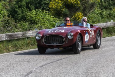 Pesaro Colle San Bartolo, İtalya - Mayıs 17-2018: Ferrari 340 Amerika örümcek Vignale1952 eski yarış otomobil Rallisi'nde Mille Miglia 2018 ünlü İtalyan tarihi Formula (1927-1957)