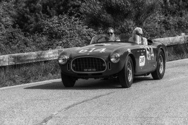 Pesaro Colle San Bartolo, İtalya - Mayıs 17-2018: Ferrari 340 Amerika örümcek Vignale1952 eski yarış otomobil Rallisi'nde Mille Miglia 2018 ünlü İtalyan tarihi Formula (1927-1957)