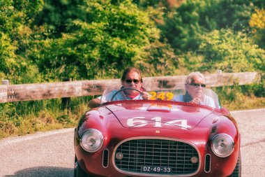 Pesaro Colle San Bartolo, İtalya - Mayıs 17-2018: Ferrari 340 Amerika örümcek Vignale1952 eski yarış otomobil Rallisi'nde Mille Miglia 2018 ünlü İtalyan tarihi Formula (1927-1957)