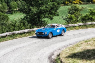 Pesaro Colle San Bartolo, İtalya - Mayıs 17-2018: Ferrari 212/225 S ihracat Berl. Eski bir yarış araba ralli Mille Miglia 2018 ünlü İtalyan tarihi Formula (1927-1957 yılında Vignale 1951)