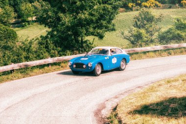 Pesaro Colle San Bartolo, İtalya - Mayıs 17-2018: Ferrari 212/225 S ihracat Berl. Eski bir yarış araba ralli Mille Miglia 2018 ünlü İtalyan tarihi Formula (1927-1957 yılında Vignale 1951)