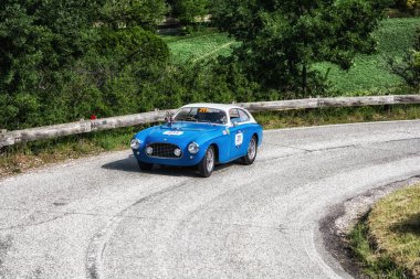 Pesaro Colle San Bartolo, İtalya - Mayıs 17-2018: Ferrari 212/225 S ihracat Berl. Eski bir yarış araba ralli Mille Miglia 2018 ünlü İtalyan tarihi Formula (1927-1957 yılında Vignale 1951)