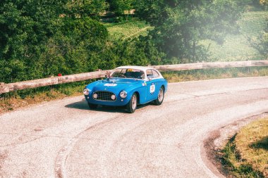 Pesaro Colle San Bartolo, İtalya - Mayıs 17-2018: Ferrari 212/225 S ihracat Berl. Eski bir yarış araba ralli Mille Miglia 2018 ünlü İtalyan tarihi Formula (1927-1957 yılında Vignale 1951)