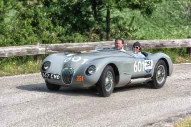 Pesaro Colle San Bartolo, İtalya - Mayıs 17-2018: eski bir yarış araba ralli Mille Miglia 2018 ünlü İtalyan tarihi Formula (1927-1957 Jaguar C tipi 1952)