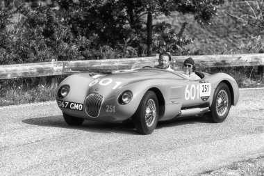 Pesaro Colle San Bartolo, İtalya - Mayıs 17-2018: eski bir yarış araba ralli Mille Miglia 2018 ünlü İtalyan tarihi Formula (1927-1957 Jaguar C tipi 1952)