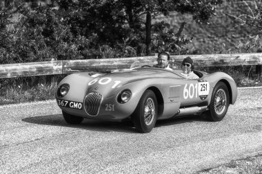 Pesaro Colle San Bartolo, İtalya - Mayıs 17-2018: eski bir yarış araba ralli Mille Miglia 2018 ünlü İtalyan tarihi Formula (1927-1957 Jaguar C tipi 1952)