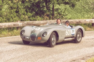 Pesaro Colle San Bartolo, İtalya - Mayıs 17-2018: eski bir yarış araba ralli Mille Miglia 2018 ünlü İtalyan tarihi Formula (1927-1957 Jaguar C tipi 1952)