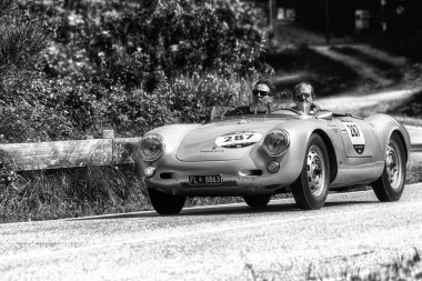 Pesaro Colle San Bartolo, İtalya - Mayıs 17-2018: Porsche 550 Spyder 1500 Rs1956 üzerinde eski bir yarış araba ralli Mille Miglia 2018 ünlü İtalyan tarihi Formula (1927-1957)