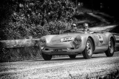 Pesaro Colle San Bartolo, İtalya - Mayıs 17-2018: Porsche 550 Spyder 1500 Rs1956 üzerinde eski bir yarış araba ralli Mille Miglia 2018 ünlü İtalyan tarihi Formula (1927-1957)
