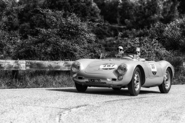 Pesaro Colle San Bartolo, İtalya - Mayıs 17-2018: Porsche 550 Spyder 1500 Rs1956 üzerinde eski bir yarış araba ralli Mille Miglia 2018 ünlü İtalyan tarihi Formula (1927-1957)