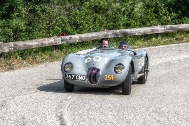 Pesaro Colle San Bartolo, İtalya - Mayıs 17-2018: eski bir yarış araba ralli Mille Miglia 2018 ünlü İtalyan tarihi Formula (1927-1957 Jaguar C tipi 1952)
