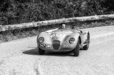 Pesaro Colle San Bartolo, İtalya - Mayıs 17-2018: eski bir yarış araba ralli Mille Miglia 2018 ünlü İtalyan tarihi Formula (1927-1957 Jaguar C tipi 1952)
