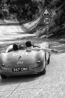 Pesaro Colle San Bartolo, İtalya - Mayıs 17-2018: eski bir yarış araba ralli Mille Miglia 2018 ünlü İtalyan tarihi Formula (1927-1957 Jaguar C tipi 1952)