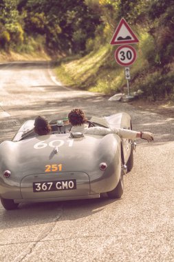 Pesaro Colle San Bartolo, İtalya - Mayıs 17-2018: eski bir yarış araba ralli Mille Miglia 2018 ünlü İtalyan tarihi Formula (1927-1957 Jaguar C tipi 1952)